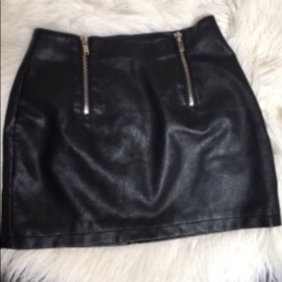❌ SOLD ❌ Faux leather skirt - Picture 3 of 6